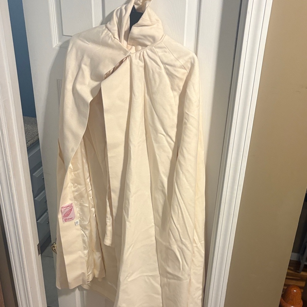 Wellington featherlite merino wool Elegant Cream Cape one size vintage